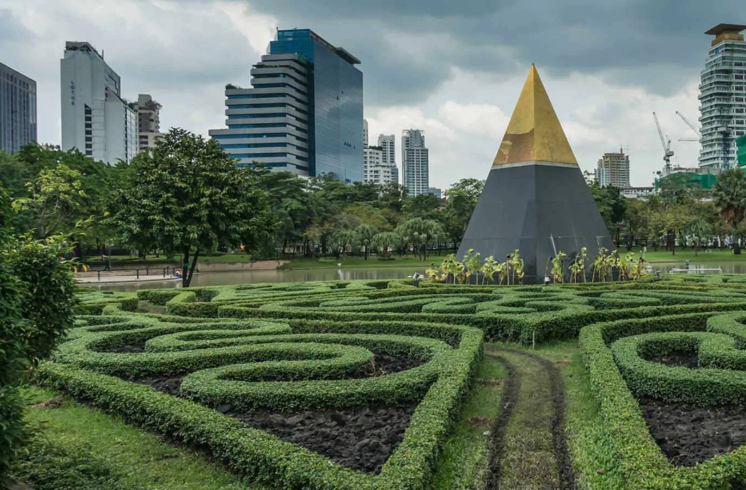 The Landscape and Artistic Flair of Benjasiri Park